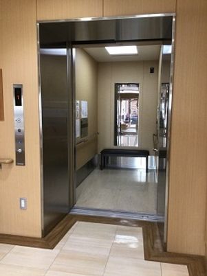 施設内自動開閉エレベーター