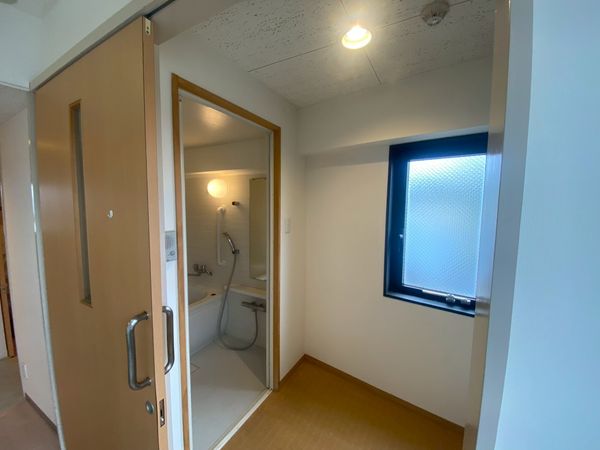 シンプルな浴室のスペース