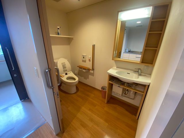 使いやすいトイレ トイレ バリアフリー設計のトイレは、調整可能な手すりで安全性が高まっています。自然光が心地よい空間です。