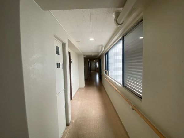 手すりがある長い廊下