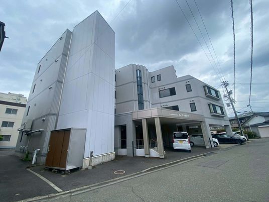 モダンな外観の建物