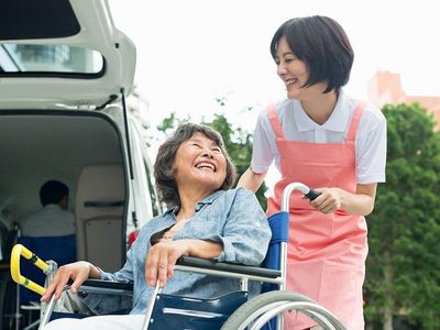 介助中の笑顔の介護スタッフ