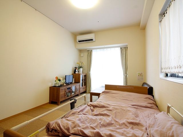居室の整った空間 居室 広々とした個室は、落ち着いた色合いで、日常生活を快適に過ごせるよう工夫されています。窓からは自然光が差し込み、明るい雰囲気です。