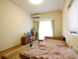 明るい居室の一角