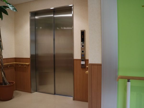 清潔なエレベーター前の風景