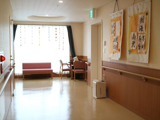 落ち着いた色合いの廊下