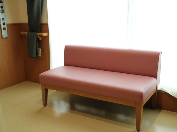 ピンクのベンチと窓