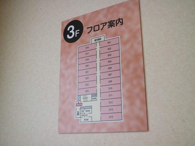フロア案内掲示物 案内図 きちんと整理されたフロア案内は、訪れる方々への心地よいオリエンテーションを提供します。働く際の利便性も抜群です。