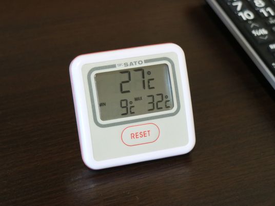室温計は27度を示している