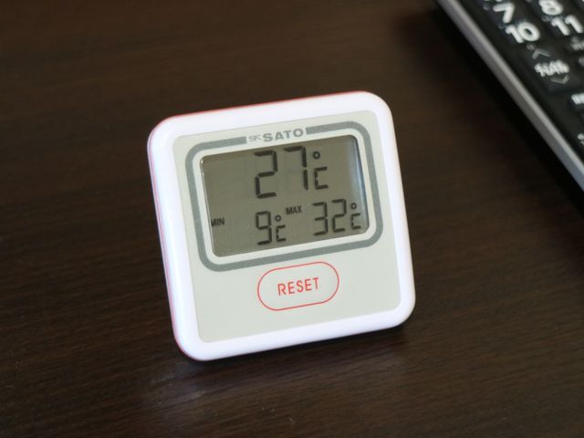 室温計は27度を示している 温度計 快適な温度を保つリビングは、ご入居者様の憩いの場です。適切な環境管理で、安心の日常をサポート致します。