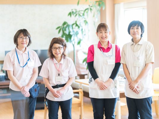 明るい室内のスタッフ4人