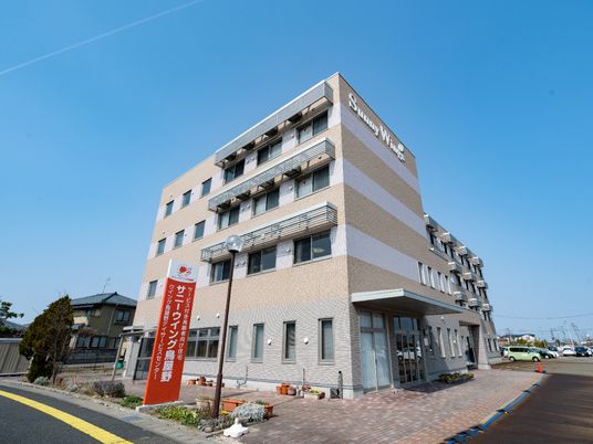 明るい日差しの外観