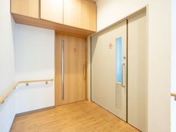 廊下と障害者用トイレの扉