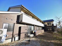 明るい日差しの建物外観