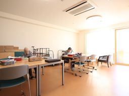 日差しが差し込む機能訓練室