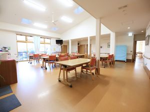 広々とした明るい食堂