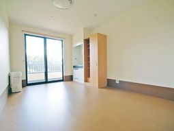 明るい居室の一角