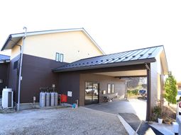 明るい外観の建物