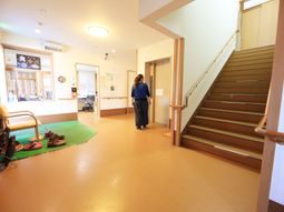 明るいエントランスの様子