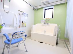 バリアフリーの明るい浴室