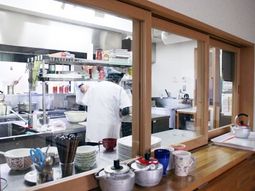 キッチンで作業する人