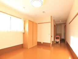 明るい廊下と椅子