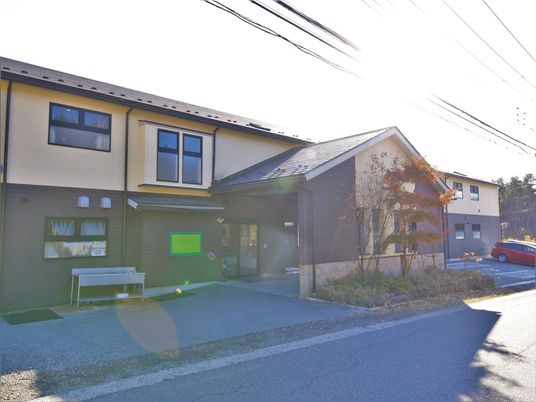 日差しの中の施設外観
