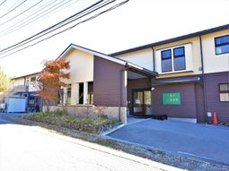 秋空の下の施設外観