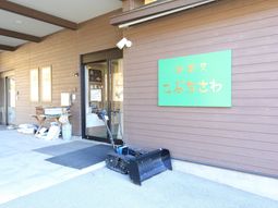エントランスと掲示看板