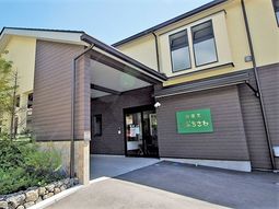 入り口と看板の付いた建物