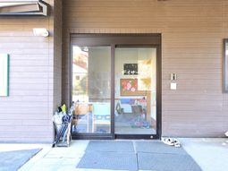 玄関と案内板の写真