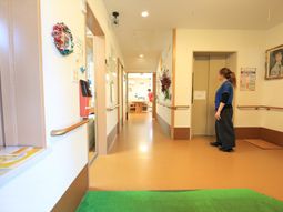 明るい廊下と人物