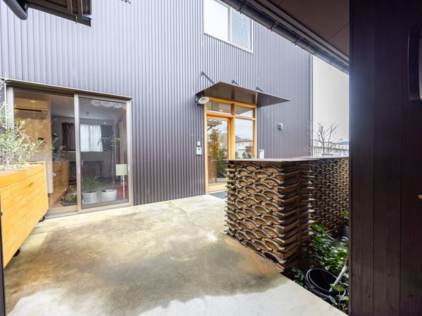 木製の扉のエントランス