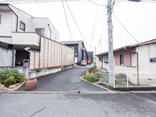 明るい入口の外観