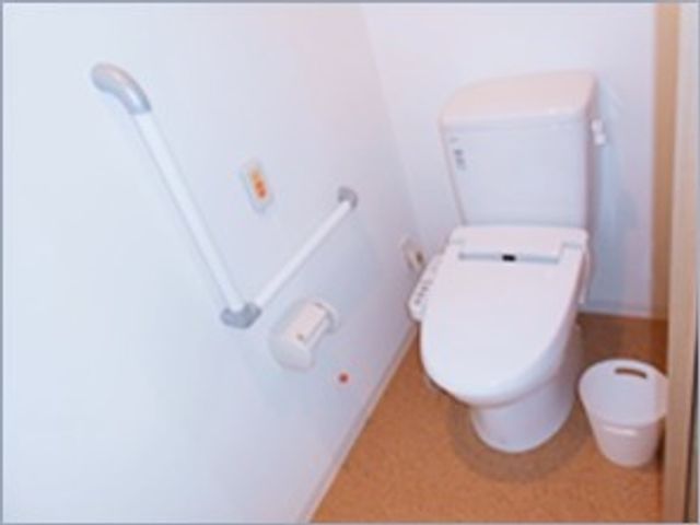 バリアフリートイレ設備 トイレ サポートバー付きの安全設計トイレです。ゆったりとした空間でご利用いただけ、安心して就労できる環境が整っています。