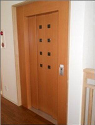 シンプルな木製の扉