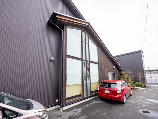 大きな窓の家の外観