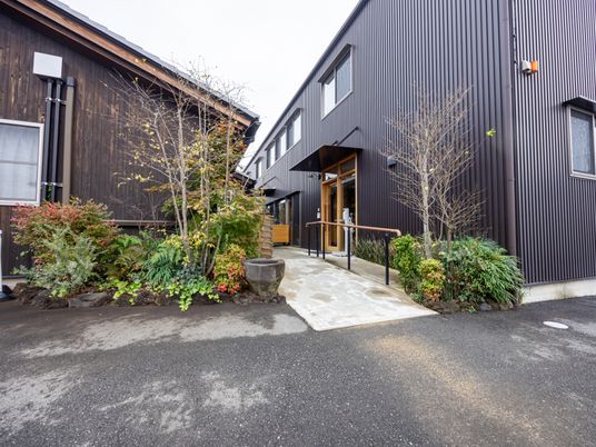 木造の建物外観