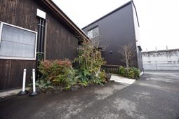 落ち着いた入口の外観