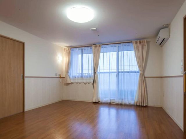 明るい居室の空間 居室   大きな窓から光が入る、広めの居室です。木目の床で落ち着いた雰囲気があり、個室での生活をイメージしやすいです。