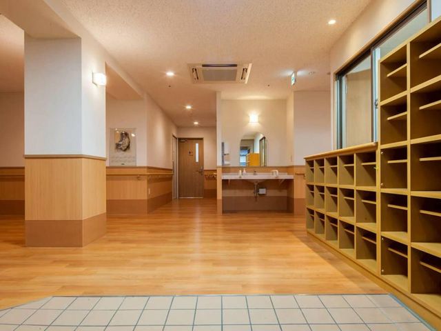広い玄関ホール エントランス   木目調の床が広がる明るいエントランスです。右側に靴箱が並び、すっきりとした印象です。