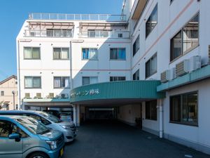 白い建物のエントランス外観