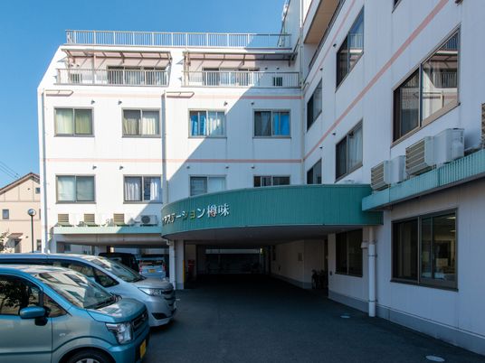 白い建物のエントランス外観