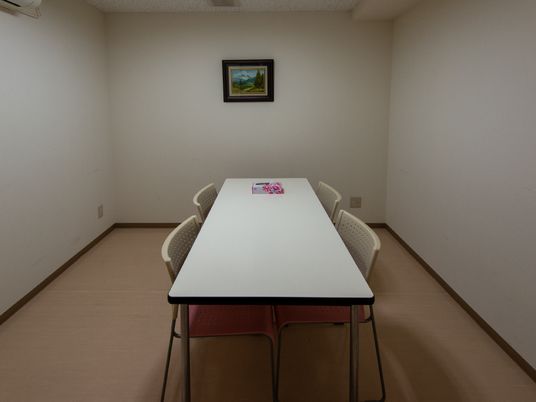 シンプルな会議室
