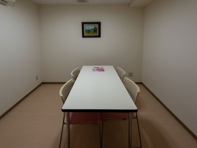 シンプルな会議室 応接室 シンプルなデザインの多目的室です。チームミーティングや研修に適した静かな空間が確保されています。