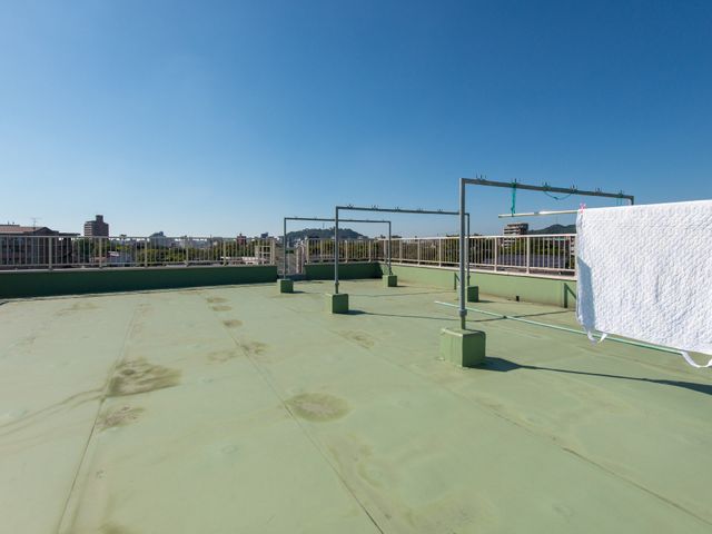 屋上の洗濯スペース 屋上 開放的な屋上は、洗濯物が気持ち良く乾くクリアな空間です。日常の快適さを支える環境が整っています。