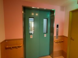 エレベーターの入り口