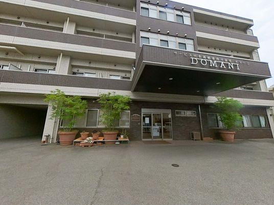 シンプルな建物の外観