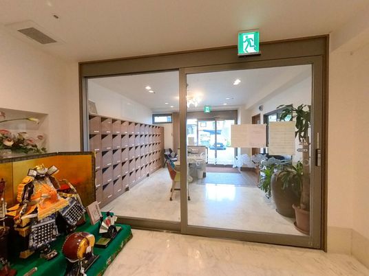 明るい広めのエントランス