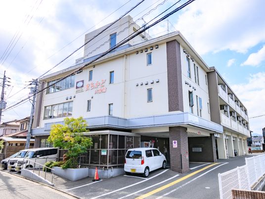 明るく広々とした施設外観